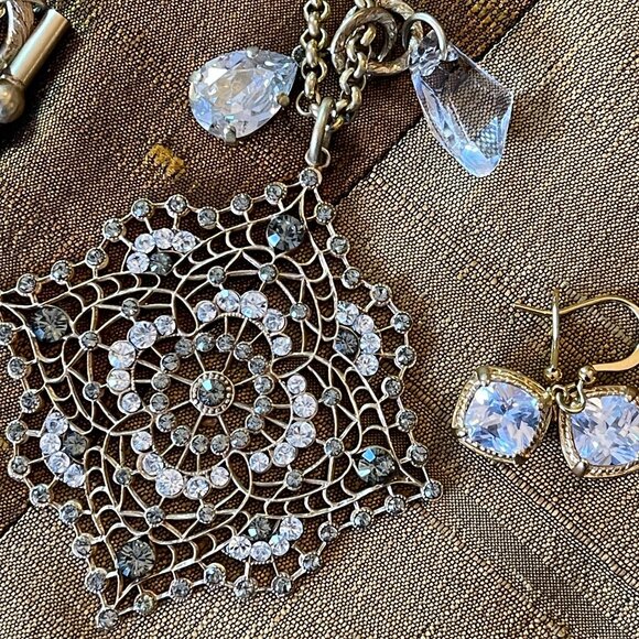 Bold double chain statement necklace w/ crystal and matched earrings -- Niquea.d - Picture 9 of 16